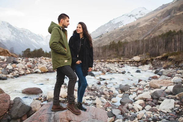 Jovem Casal Hipster Bonito Amor Andando Pelo Rio Natureza Selvagem — Fotografia de Stock