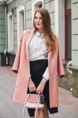 Genç, şık, güzel bir kadın sokakta yürüyor, pembe ceket, çanta, beyaz gömlek, siyah etek, moda kıyafeti, sonbahar modası, gülen mutluluk, aksesuarlar