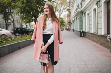 Şirin, çekici, şık, güler yüzlü bir kadın. Pembe ceketli, bahar modası modası, zarif bir tarzı var.