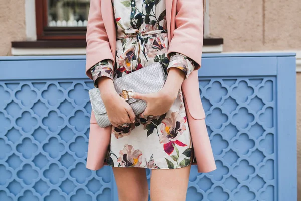 Närbild Handväska Attraktiv Snygg Kvinna Promenader Stad Gata Rosa Rock — Stockfoto