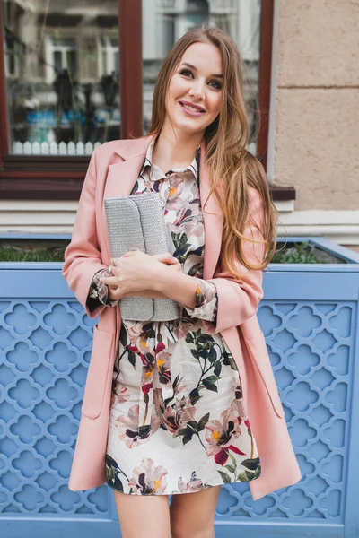 Cool Atractiva Mujer Sonriente Elegante Caminando Calle Ciudad Abrigo Rosa —  Fotos de Stock