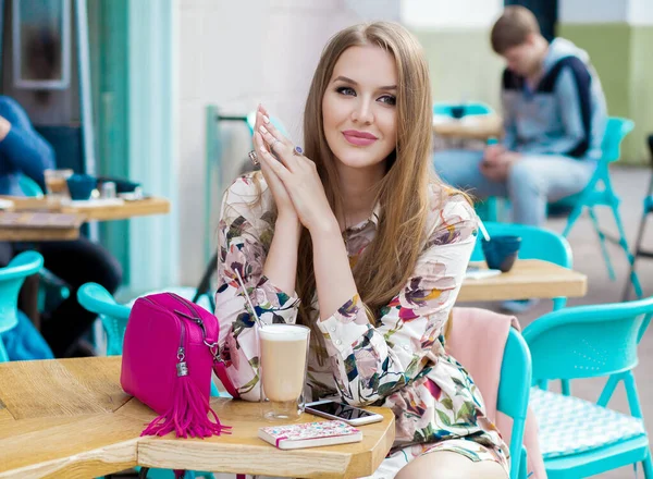 가수가 카페에 유행에 커피를 마시며 — 스톡 사진