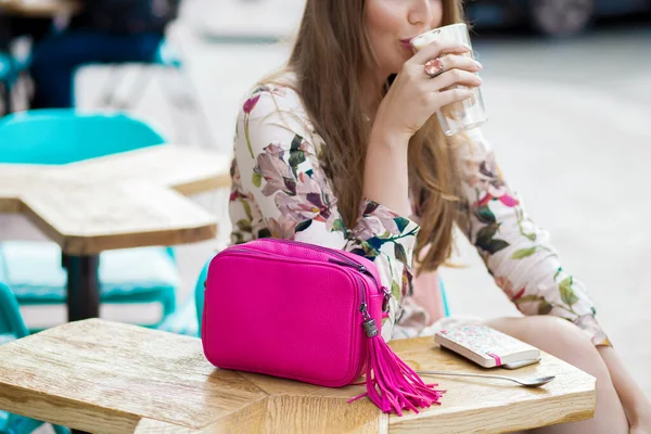 Fresco Joven Hipster Elegante Mujer Sentada Mesa Cafetería Primavera Verano —  Fotos de Stock