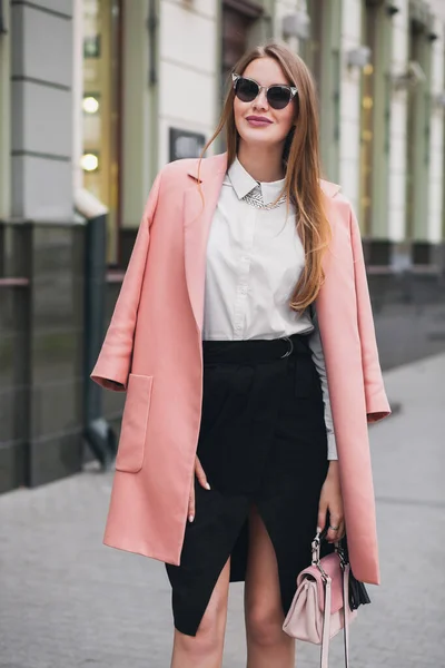코트를 선글라스를 스타일의 지갑을 패션으로 거리를 매력적 스타일의 — 스톡 사진
