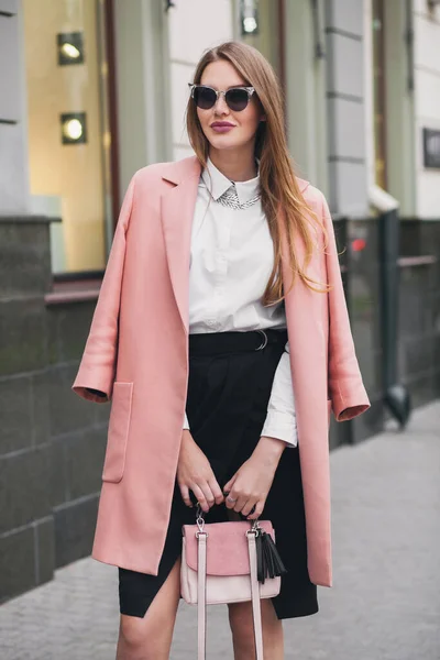 멋지고 매력적 미소를 여인이 코트를 선글라스를 지갑을 스타일로 거리를 있습니다 — 스톡 사진