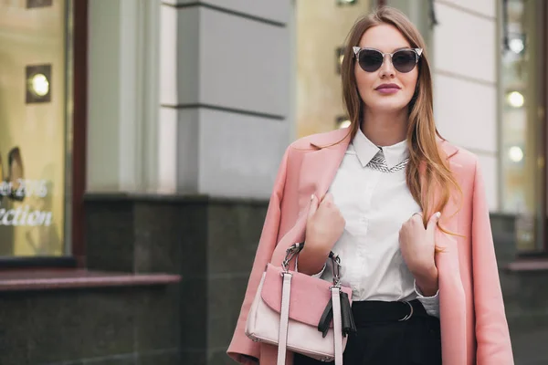 Joven Elegante Hermosa Mujer Caminando Calle Vistiendo Abrigo Rosa Bolso —  Fotos de Stock