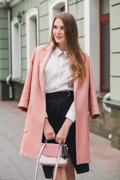 Joven Elegante Hermosa Mujer Caminando Calle Vistiendo Abrigo Rosa Bolso —  Fotos de Stock