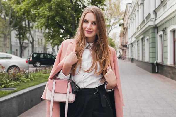 Sexy Joven Elegante Hermosa Mujer Caminando Calle Vistiendo Abrigo Rosa —  Fotos de Stock