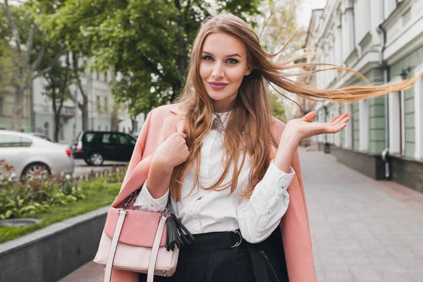 若いスタイリッシュな美しい女性が通りを歩いて ピンクのコート 白いシャツ 黒いスカート ファッション 秋のトレンド アクセサリーを身に着けています — ストック写真