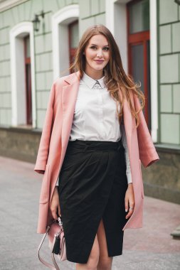 Güzel bir kadın sokakta yürüyor, pembe ceket, çanta, beyaz gömlek, siyah etek, moda kıyafeti, sonbahar modası, gülen mutluluk, aksesuarlar