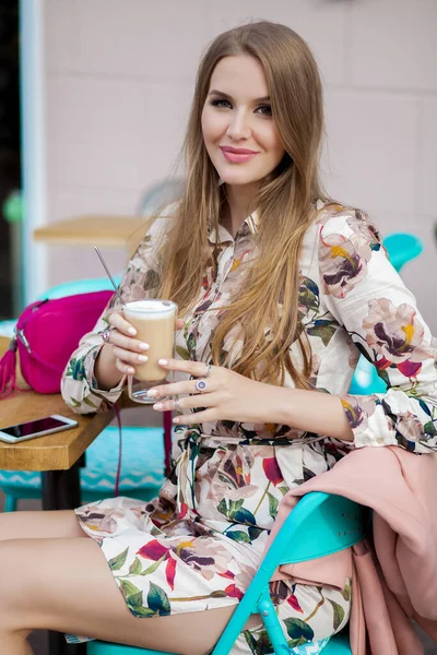 귀여운 가수가 카페에 커피를 마시는 드레스 새롱보이는 분홍색 스웨이드 신발을 — 스톡 사진