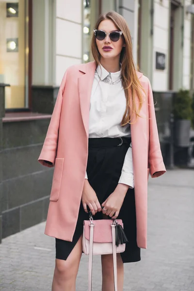 Jovem Mulher Bonita Elegante Andando Rua Vestindo Casaco Rosa Bolsa — Fotografia de Stock