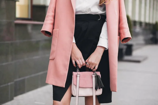 Mujer Hermosa Elegante Joven Caminando Calle Con Abrigo Rosa Bolso — Foto de Stock