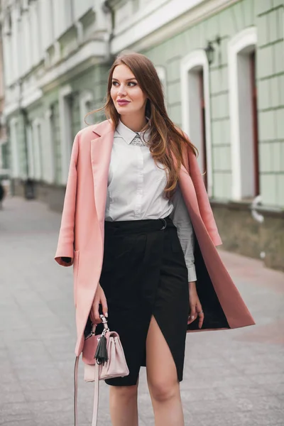 Jovem Mulher Bonita Elegante Andando Rua Vestindo Casaco Rosa Bolsa — Fotografia de Stock