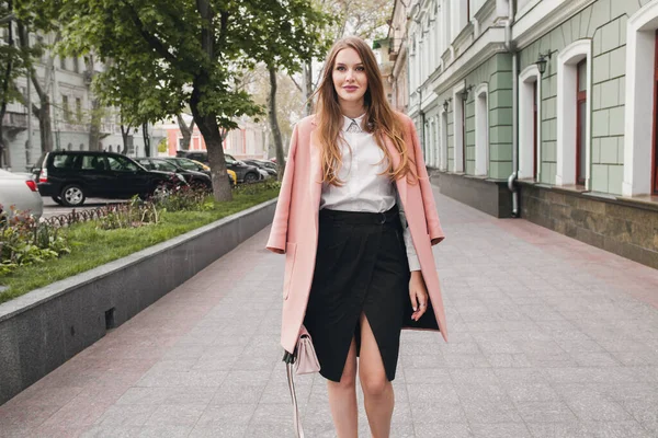 Lindo Joven Elegante Hermosa Mujer Caminando Calle Vistiendo Abrigo Rosa — Foto de Stock