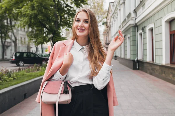 Posando Atractiva Mujer Sonriente Elegante Caminando Calle Ciudad Abrigo Rosa —  Fotos de Stock