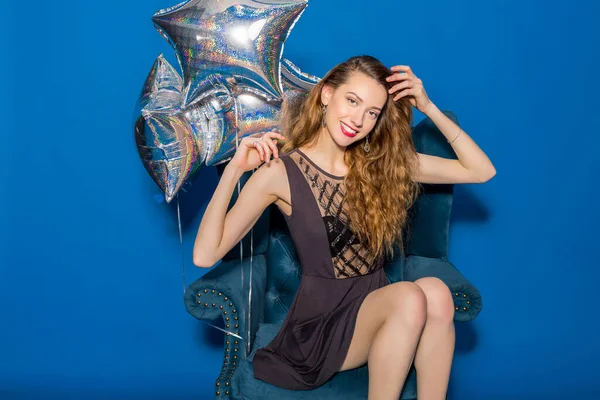 Jonge Hipster Mooie Vrouw Avondjurk Trend Mode Stijl Blauwe Achtergrond — Stockfoto