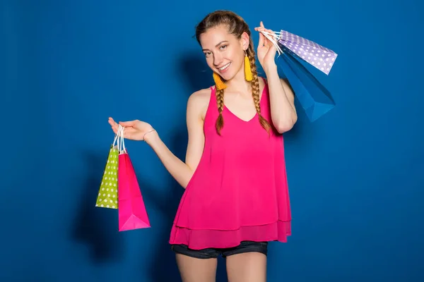 Junge Hipster Schöne Frau Buntes Outfit Sommer Trendmode Blauer Hintergrund — Stockfoto
