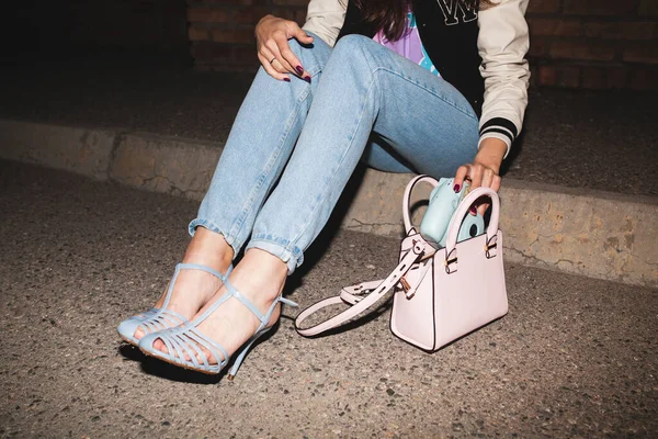 Joven Mujer Hipster Con Estilo Traje Bandera Jeans Accesorios Frescos —  Fotos de Stock