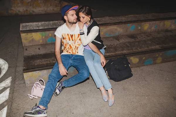 Cool Joven Pareja Hipster Con Estilo Amor Traje Swag Jeans — Foto de Stock