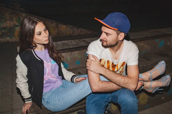 Muito Jovem Elegante Casal Hipster Amor Roupa Swag Jeans Abraço — Fotografia de Stock