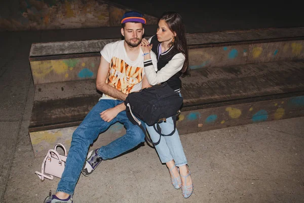 Cool Joven Pareja Hipster Con Estilo Amor Traje Swag Jeans — Foto de Stock