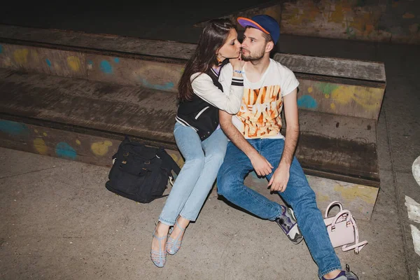 Cool Joven Pareja Hipster Con Estilo Amor Traje Swag Jeans — Foto de Stock