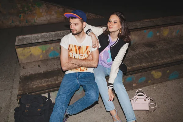 Jovem Elegante Casal Hipster Amor Roupa Swag Jeans Abraço Acessórios — Fotografia de Stock