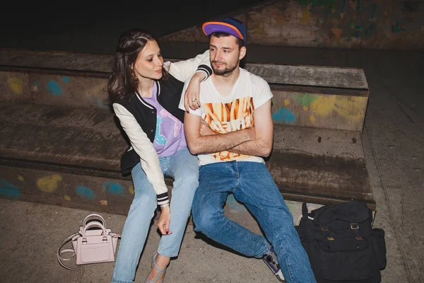 Jovem Elegante Casal Hipster Amor Roupa Swag Jeans Abraço Acessórios — Fotografia de Stock