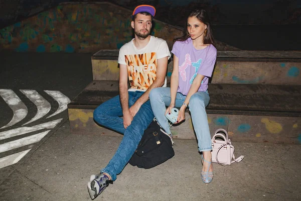 Fresco Jovem Elegante Casal Hipster Amor Roupa Swag Jeans Abraço — Fotografia de Stock