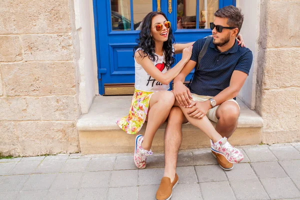 Jovem Casal Hipster Bonito Amor Sentado Rua Cidade Velha Verão — Fotografia de Stock