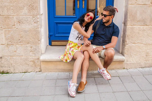 年轻漂亮的嬉皮士夫妇谈恋爱坐在古城大街上 放暑假 — 图库照片