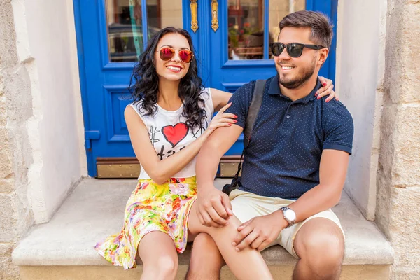 Fresco Jovem Casal Hipster Bonito Amor Sentado Rua Cidade Velha — Fotografia de Stock