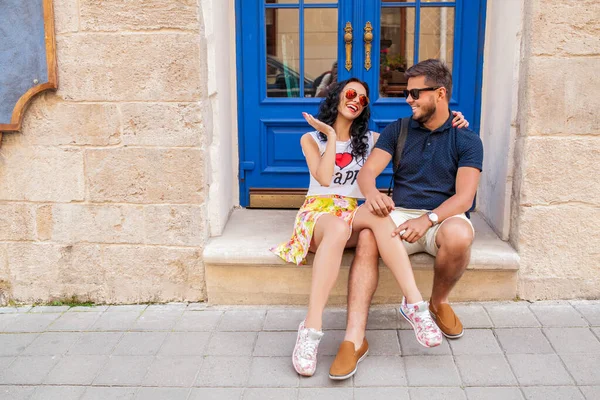 Jovem Casal Hipster Bonito Amor Sentado Rua Cidade Velha Verão — Fotografia de Stock