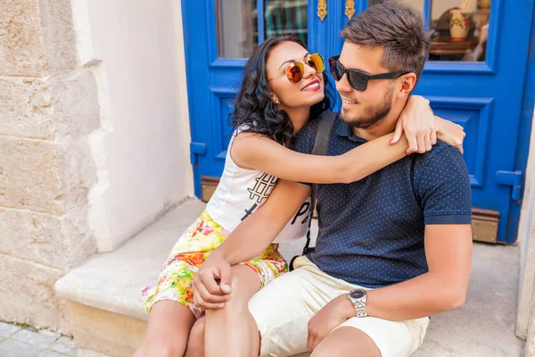 Koele Jonge Mooie Hipster Paar Liefde Zitten Oude Stad Straat — Stockfoto