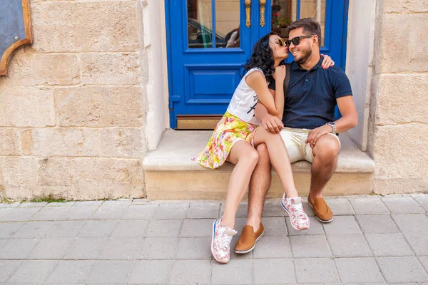 Jovem Casal Hipster Bonito Amor Sentado Rua Cidade Velha Verão — Fotografia de Stock