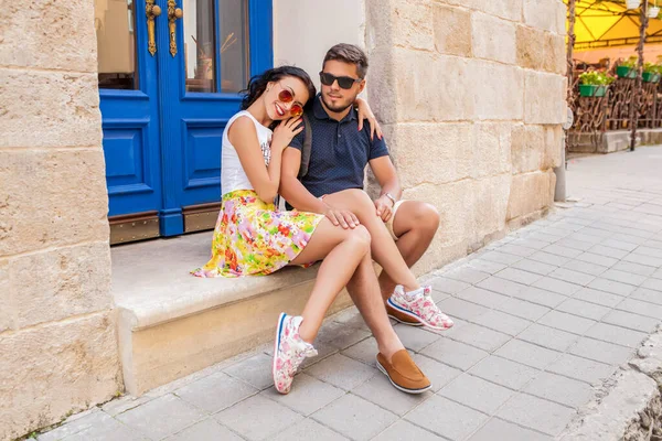 年轻漂亮的嬉皮士夫妇谈恋爱坐在古城大街上 放暑假 — 图库照片