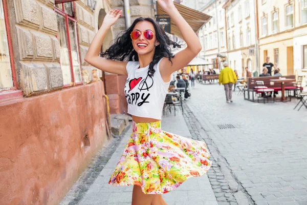 아름다운 여성이 도시의 거리를 재미있고 행복하고 선글라스 — 스톡 사진