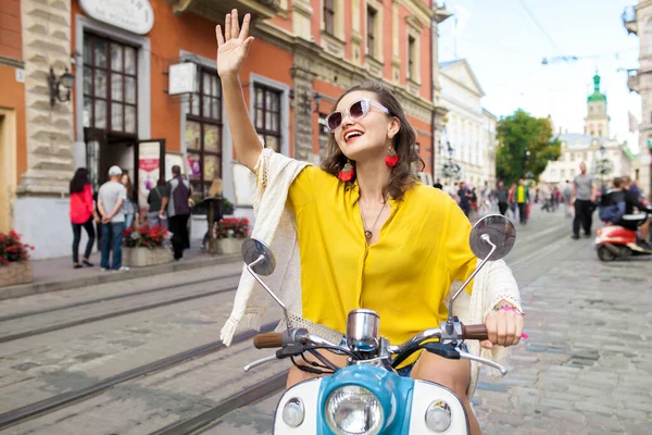 Jovem Bela Hipster Mulher Montando Rua Cidade Moto Verão Europa — Fotografia de Stock