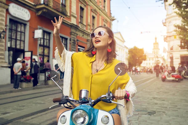 Молода Красива Хіпстерка Їде Мотоциклі Міської Вулиці Літня Європейська Відпустка — стокове фото