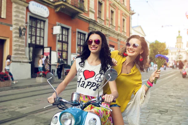 Dvě Mladé Krásné Hipster Ženy Motorce City Street Letní Evropa — Stock fotografie