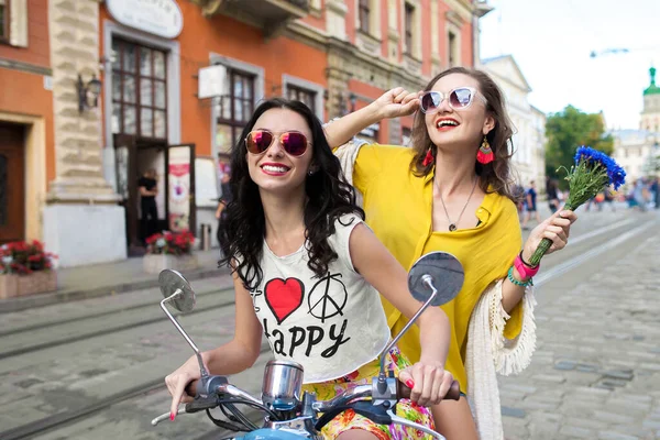 오토바이를 타는두 여성이 오토바이를 휴가를 보내고 여행하고 행복하고 재미있고 선글라스를 — 스톡 사진