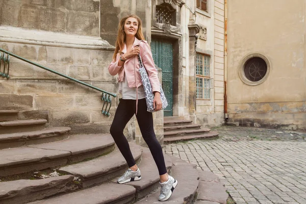Молода Красива Жінка Подорожує Європою Літні Канікули Шкіряна Рожева Куртка — стокове фото