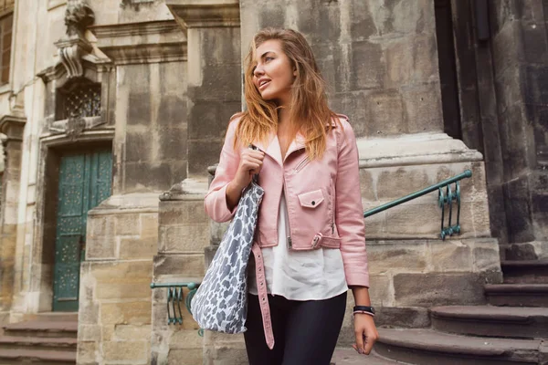 Jovem Mulher Bonita Viajando Europa Férias Verão Jaqueta Couro Rosa — Fotografia de Stock