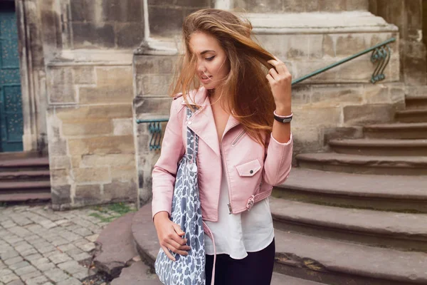 ヨーロッパ旅行若い美しい女性 夏休み 革ピンクのジャケット グラムロックスタイル 街の通りのスタイル — ストック写真