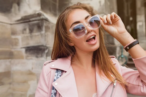 Joven Hermosa Mujer Que Viaja Europa Vacaciones Verano Gafas Sol —  Fotos de Stock