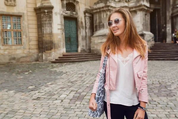 ヨーロッパ旅行若い美しい女性 夏休み サングラス 革ピンクのジャケット グラムロックスタイル 街の通りのスタイル — ストック写真