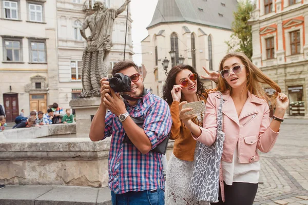 年轻的嬉皮士朋友旅行公司 老式风格 欧洲度假 太阳镜 旧城区中心 快乐积极的心情 用智能手机拍自拍照 — 图库照片