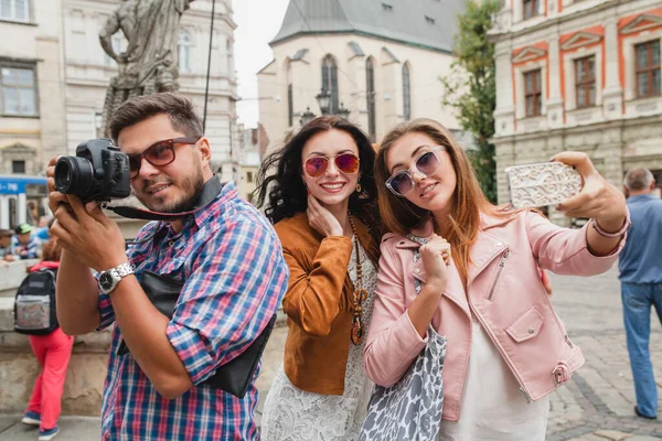 Empresa Jovem Hipster Amigos Viajando Estilo Vintage Férias Europa Óculos — Fotografia de Stock