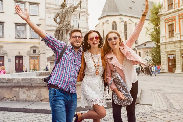 年轻的嬉皮士公司的朋友旅行 老式风格 欧洲度假 太阳镜 老城区中心 快乐积极的心情 向前看 — 图库照片